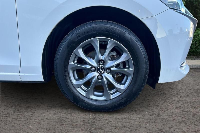 Used Mazda 2 75 HP (55 kW) 2022 White Hatchback