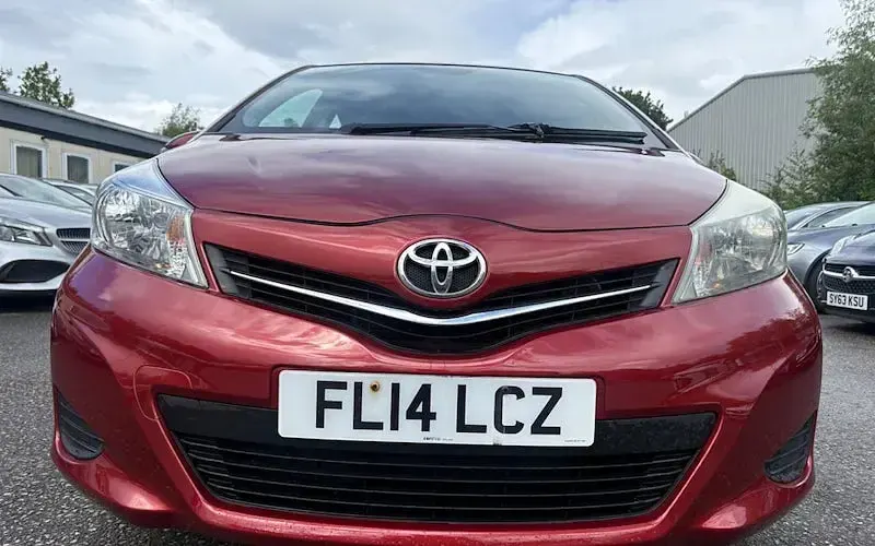 Used Toyota Yaris 101 HP (74 kW) 2014 Red Hatchback