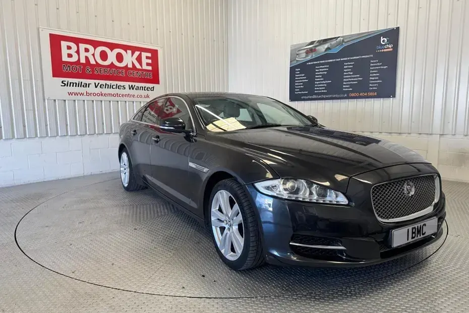 Usado Jaguar XJ Premium Luxury 275 HP (202 kW) 2012 Cinzento Sedan