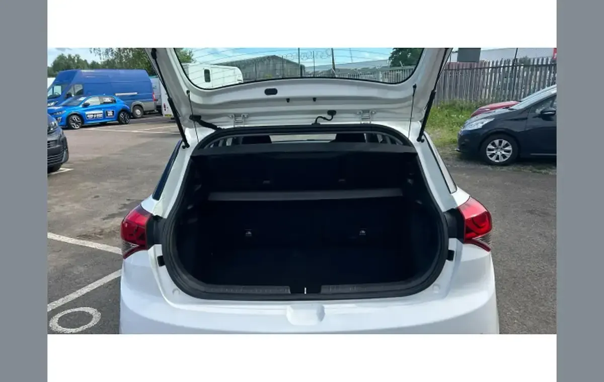 Used Hyundai i20 SE 83 HP (61 kW) 2016 White Hatchback