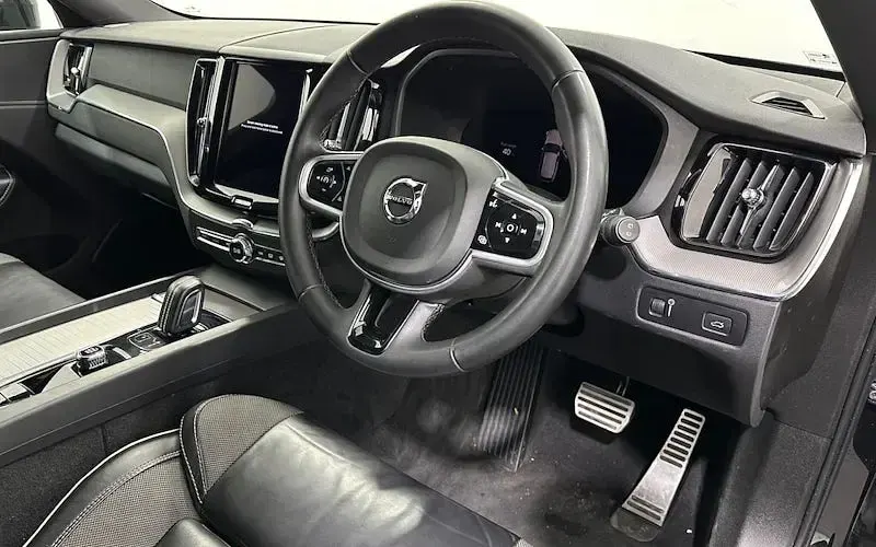 Used Volvo XC60 R-Design 250 HP (183 kW) 2021 Black SUV