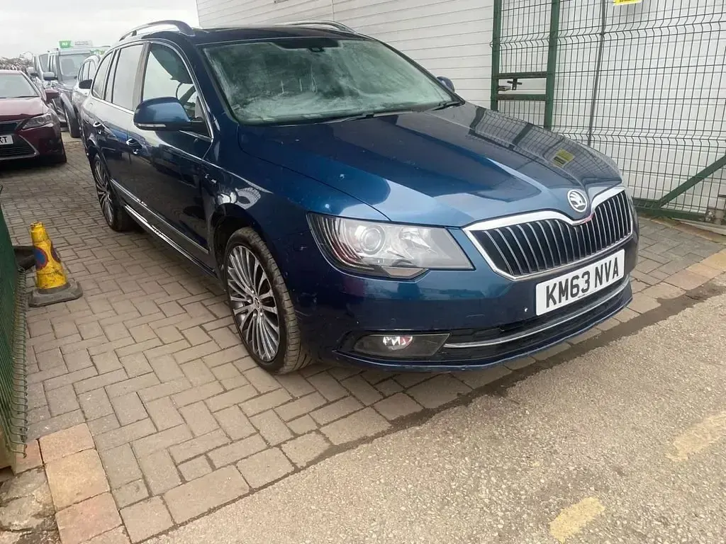 Gebraucht Skoda Superb 2014 Blau Kombi