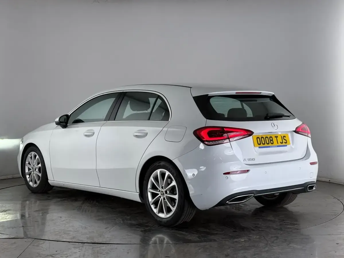 Begagnad Mercedes A180 Executive 2020 Vit Halvkombi