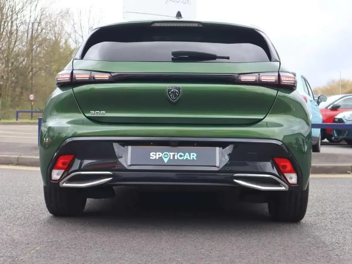 Usado Peugeot 308 Allure Premium 130 HP (95 kW) 2022 Verde Citadino