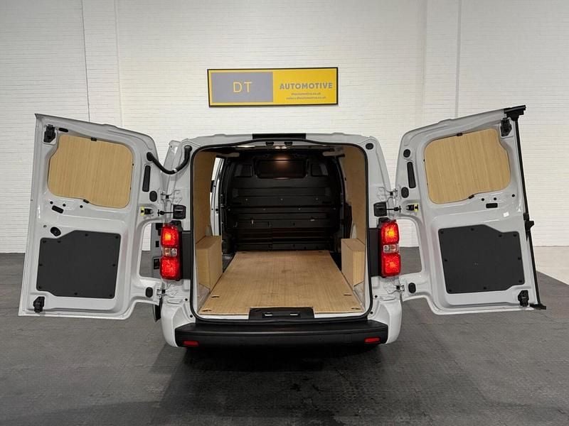 Used Peugeot Expert Premium 142 HP (104 kW) 2023 White Van