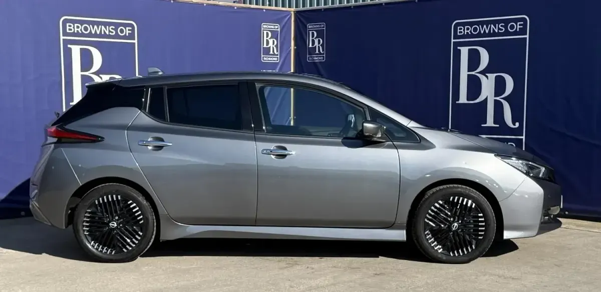 Begagnad Nissan Leaf N-Connecta 110 kW (150 HK) 2023 Grå Halvkombi
