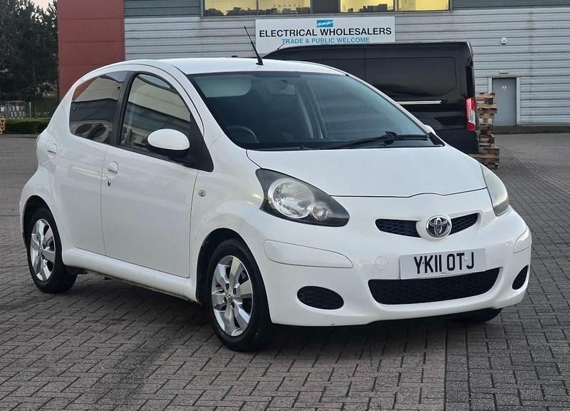 Used Toyota Aygo 68 HP (50 kW) 2011 White Hatchback