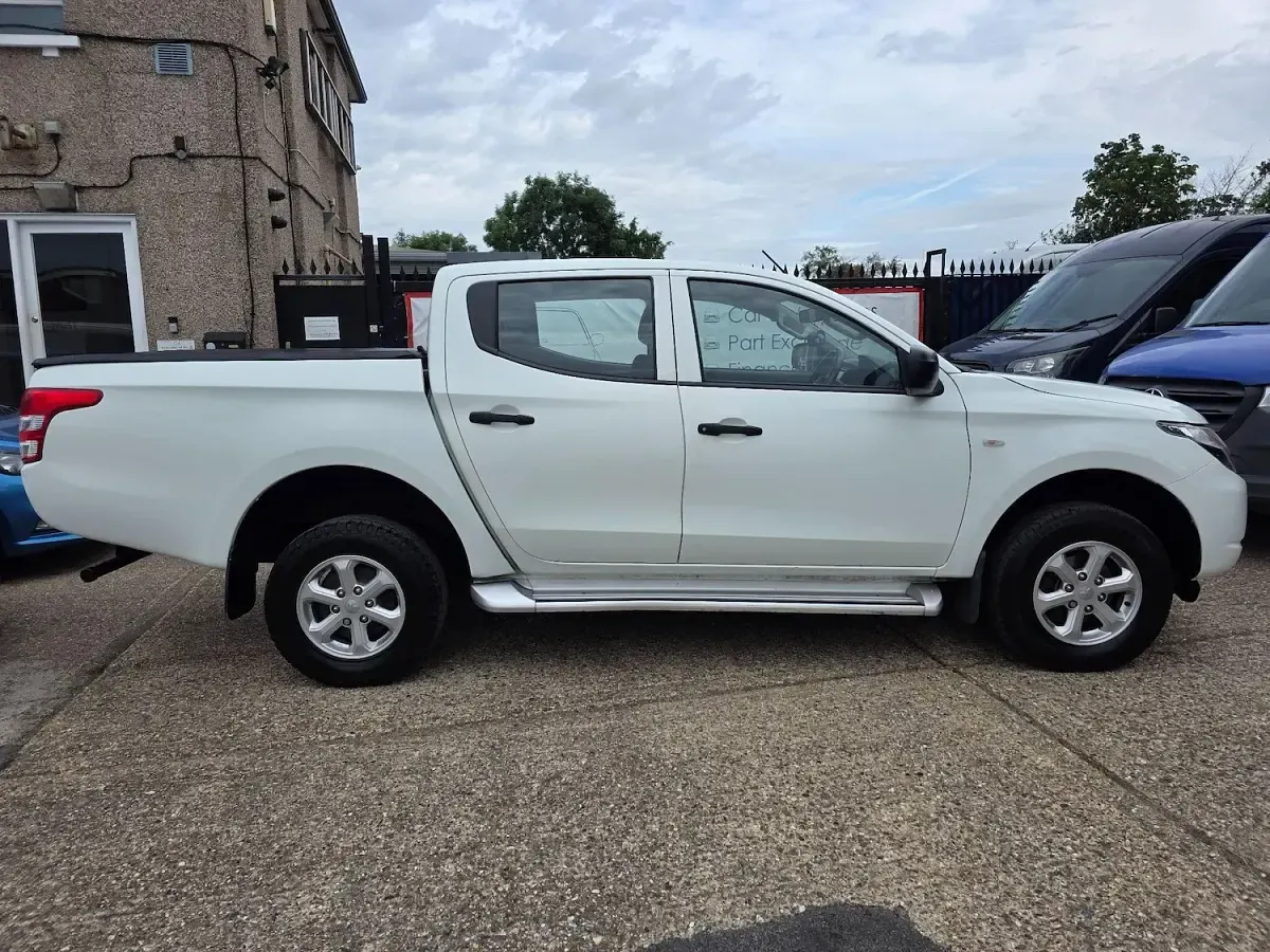 Used Mitsubishi L200 2017 White Pickup