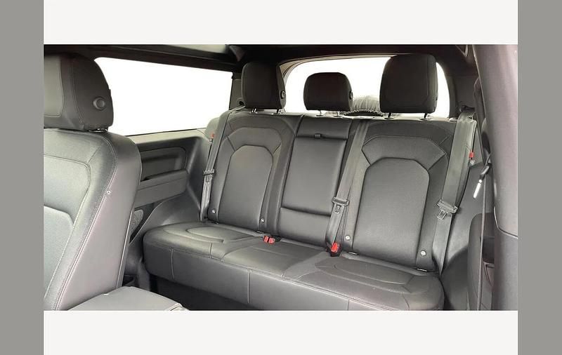 Used Land Rover Defender SE Dynamic 250 HP (183 kW) 2023 White SUV