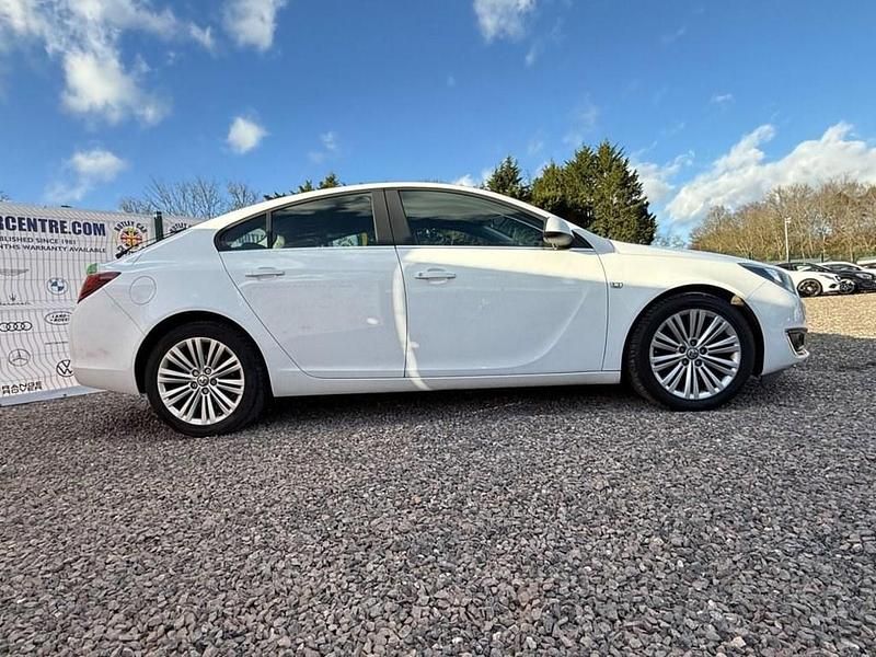 Used Vauxhall Insignia Design Edition 170 HP (125 kW) 2016 White Hatchback