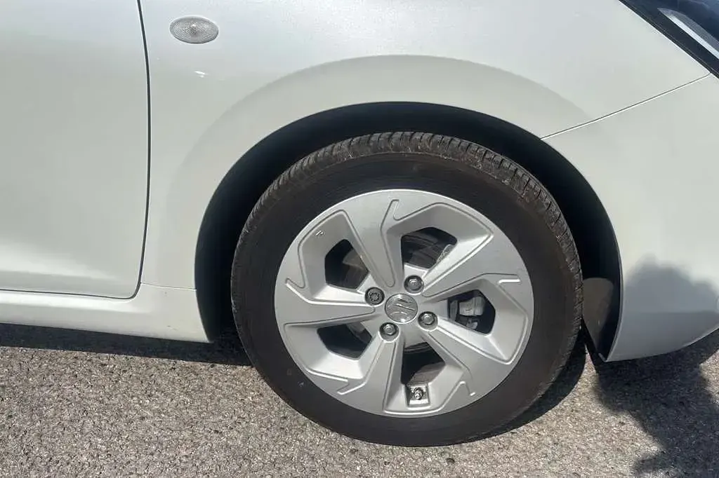 Used Suzuki Swift 82 HP (60 kW) 2025 White Hatchback