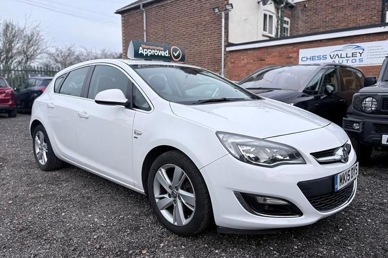 Used Vauxhall Astra SRi 136 HP (100 kW) 2015 White Hatchback