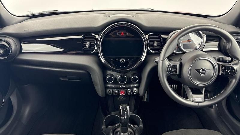 Used Mini Cooper Hatch 134 HP (98 kW) 2022 Red Hatchback