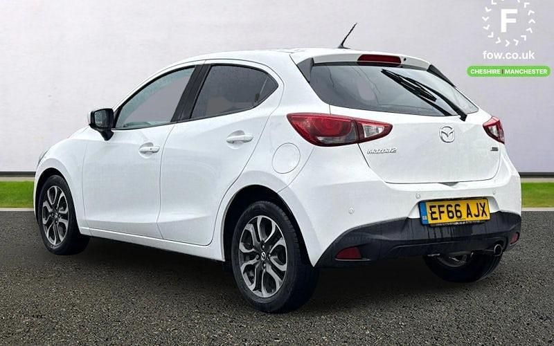 Usado Mazda 2 Inclusive 90 HP (66 kW) 2016 Branco Citadino