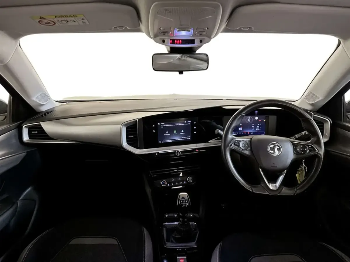 Usado Vauxhall Mokka Design Edition 130 HP (95 kW) 2022 Cinzento SUV