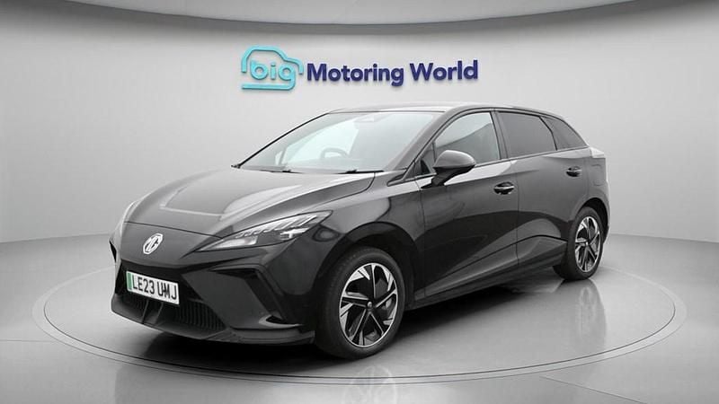 Begagnad MG MG4 EV SE 319 kW (435 HK) 2023 Halvkombi