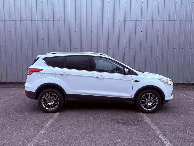 Usado Ford Kuga Titanium 163 HP (119 kW) 2014 Branco SUV