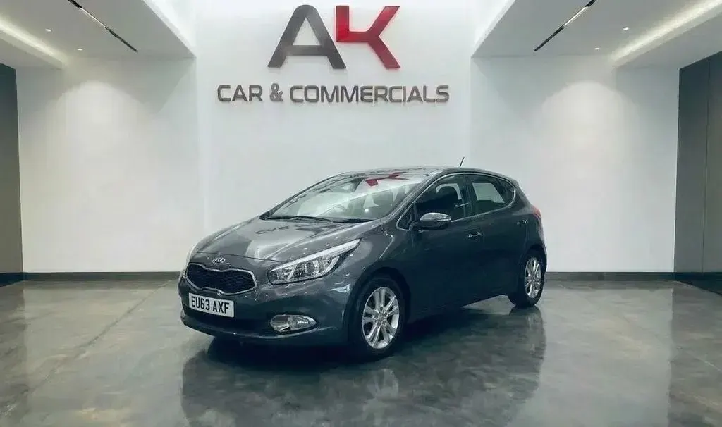 Używany Kia Ceed 133 KM (97 kW) 2013 Srebrny Hatchback