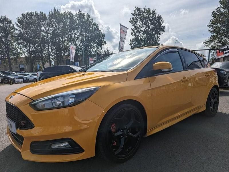 Used Ford Focus ST 185 HP (136 kW) 2015 Yellow Hatchback