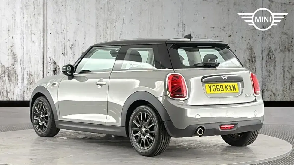Usado Mini Cooper Classic 134 HP (98 kW) 2019 Cinzento Citadino