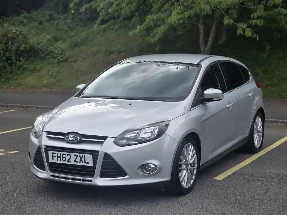 Begagnad Ford Focus Zetec 2013 Silver Halvkombi