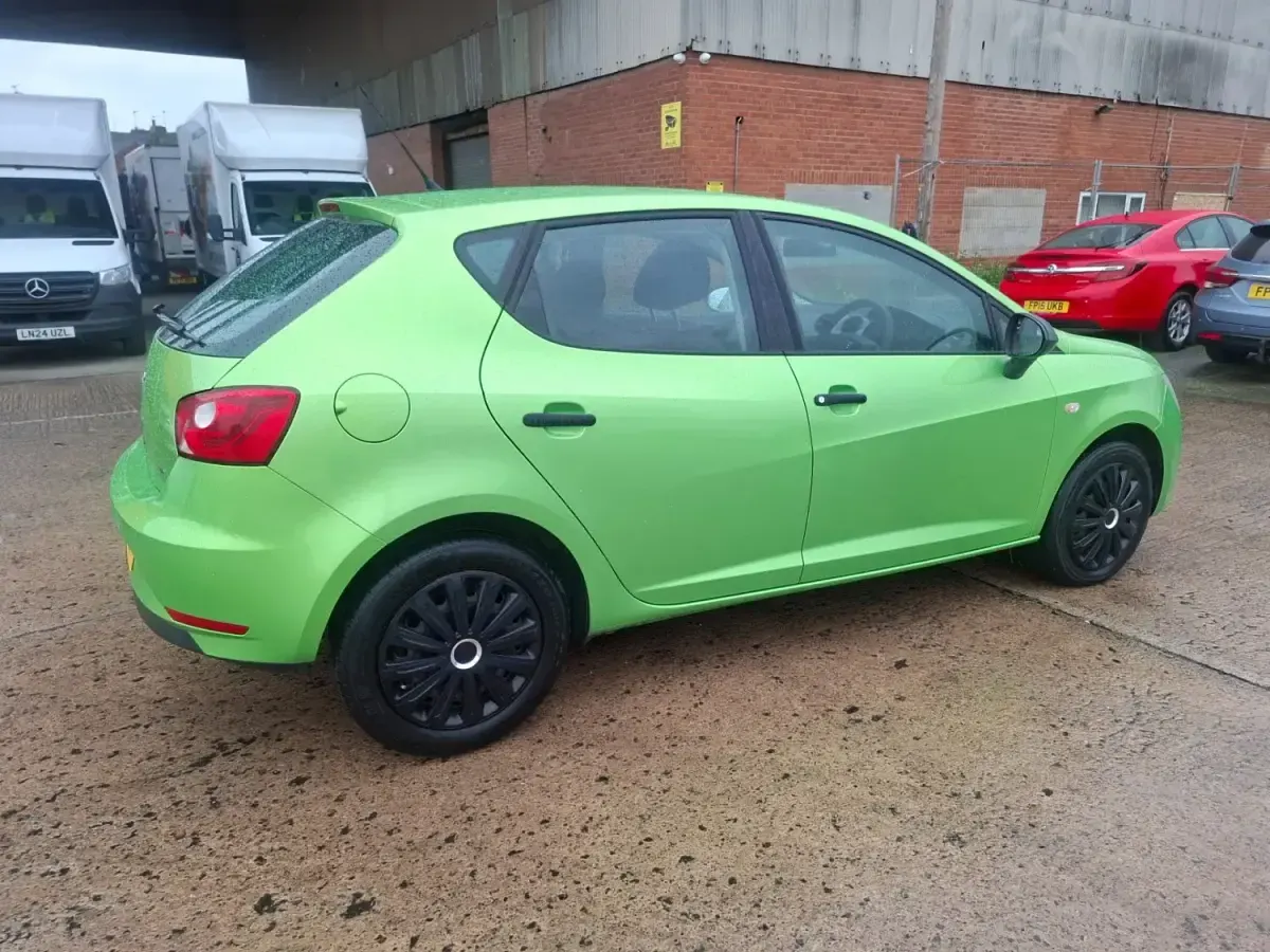 Usado Seat Ibiza 75 CV (55 kW) 2014 Verde Utilitario
