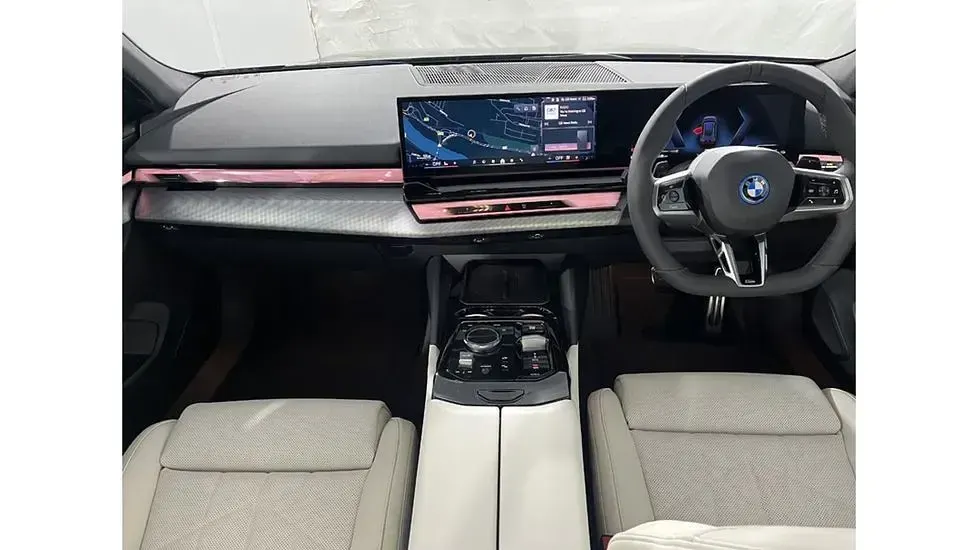 New BMW 550e M Sport 482 HP (354 kW) 2025 Black Estate