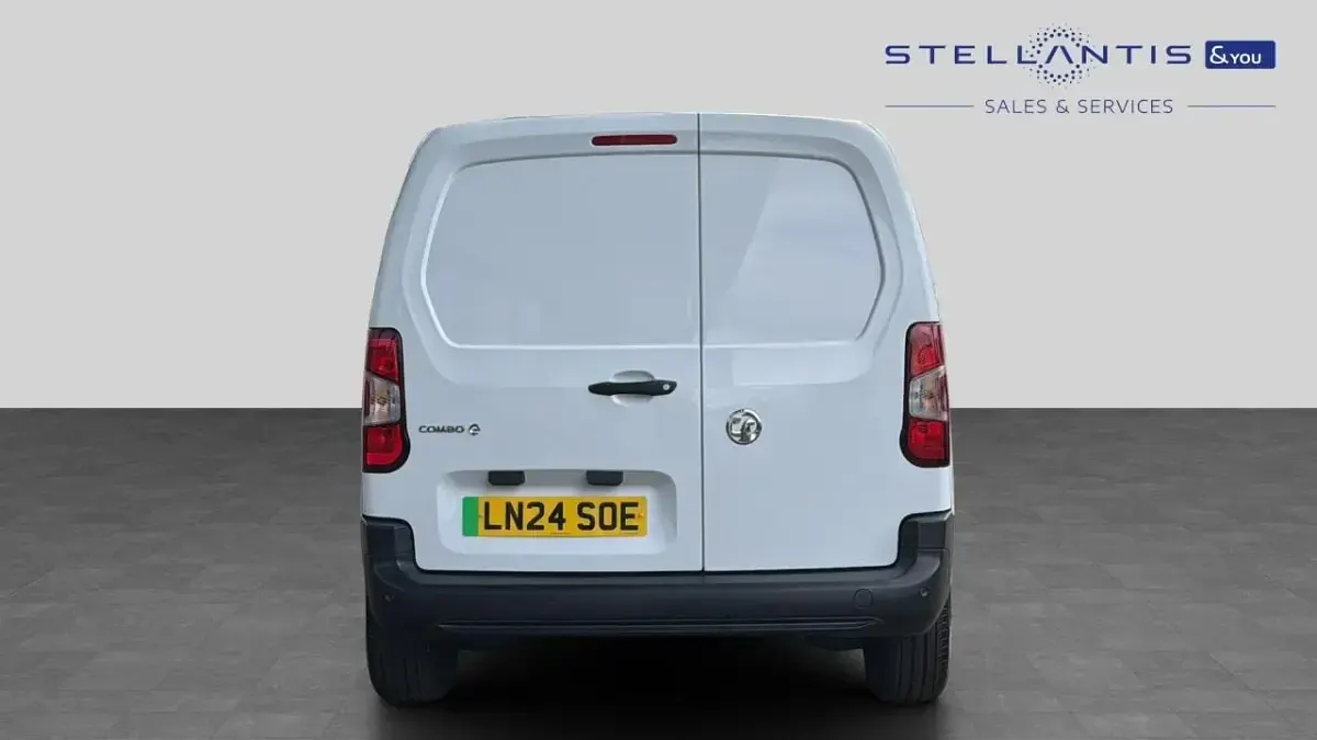 Used Vauxhall Combo 98 kW (134 HP) 2024 White MPV