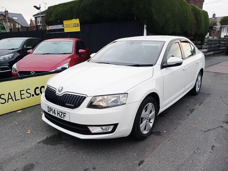 White Used 2014 Skoda Octavia GreenLine Hatchback | £7,795 (Fair price) - Image 1/4