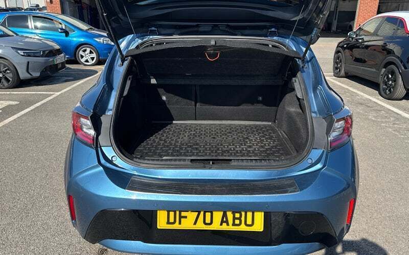 Begagnad Toyota Corolla Design 122 HK (89 kW) 2022 Halvkombi