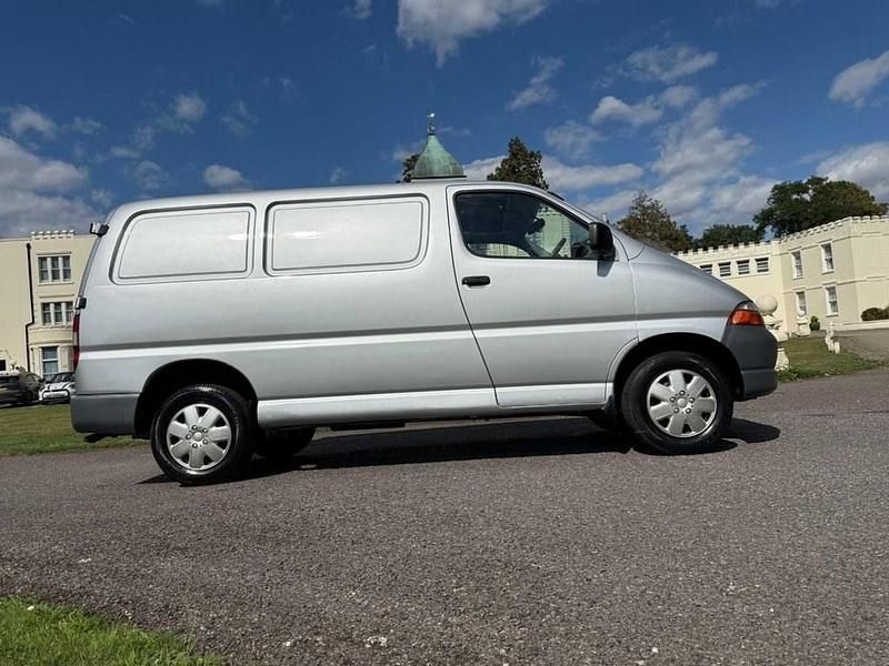 Used Toyota HiAce 88 HP (64 kW) 2005 Silver Van