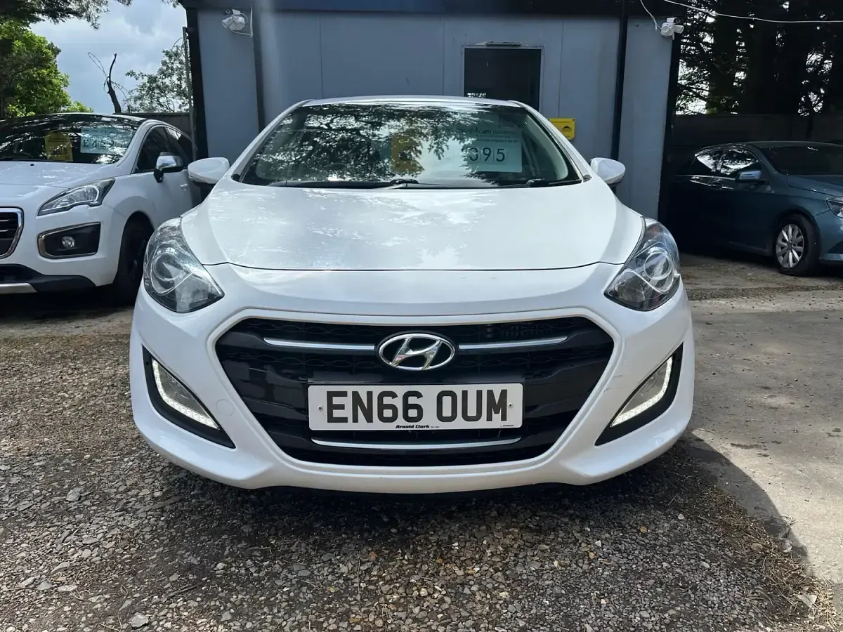 Used Hyundai i30 SE 110 HP (80 kW) 2016 White Hatchback