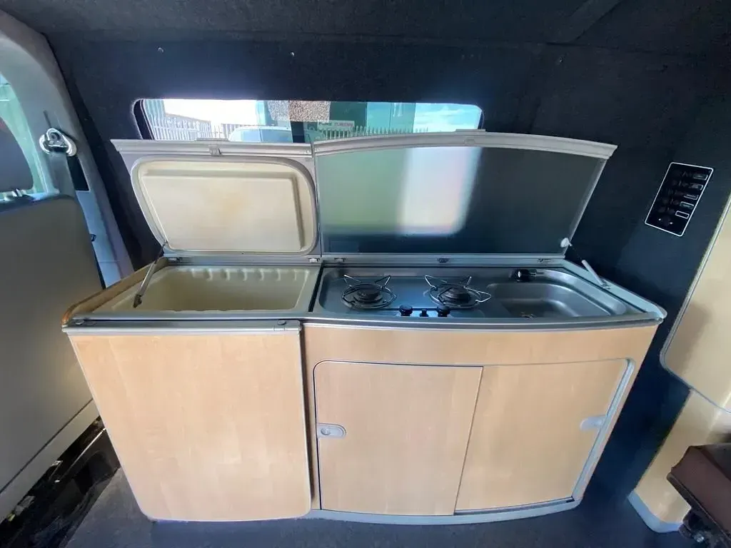 Begagnad VW Transporter R 130 HK (95 kW) 2006 Silver Van