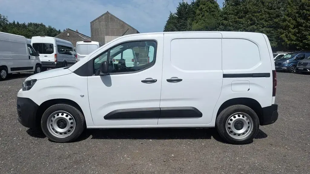 Used Citroën Berlingo 130 HP (95 kW) 2023 White MPV