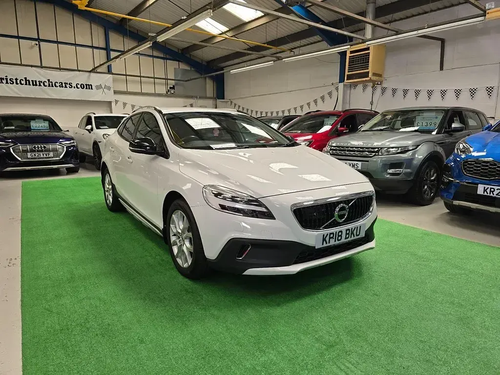 Used Volvo V40 2018 White Hatchback