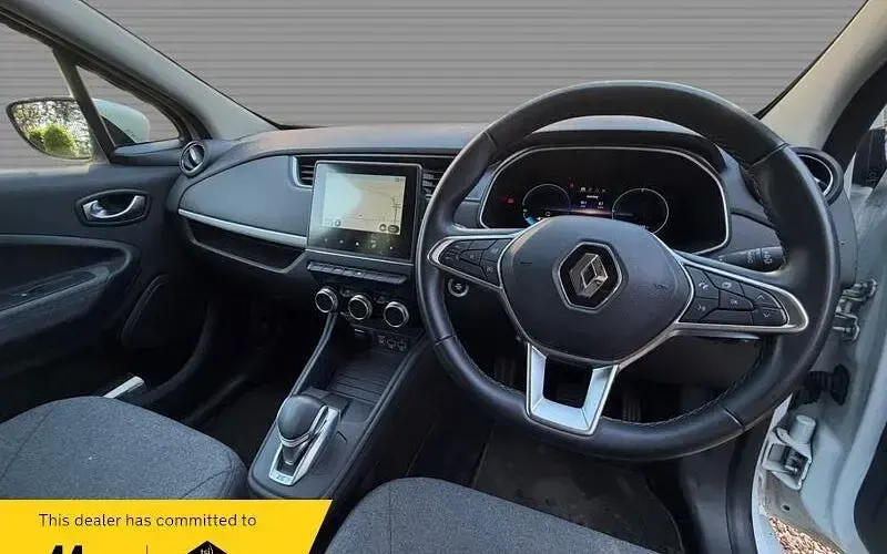 Used Renault Zoe Iconic 100 kW (136 HP) 2021 White Hatchback