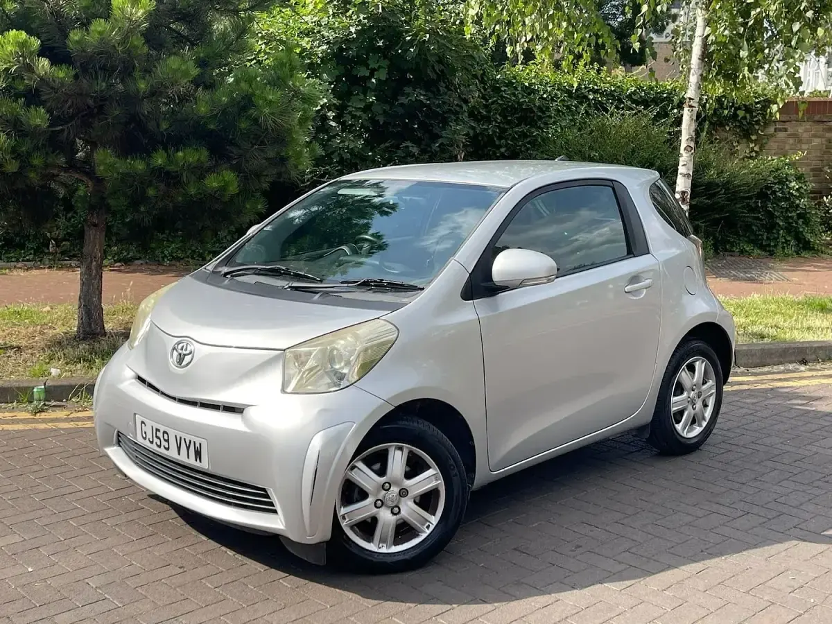 Used Toyota iQ 68 HP (50 kW) 2009 Silver Hatchback