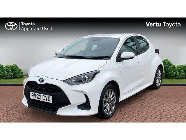 Used Toyota Yaris Hybrid 116 HP (85 kW) 2023 White Hatchback