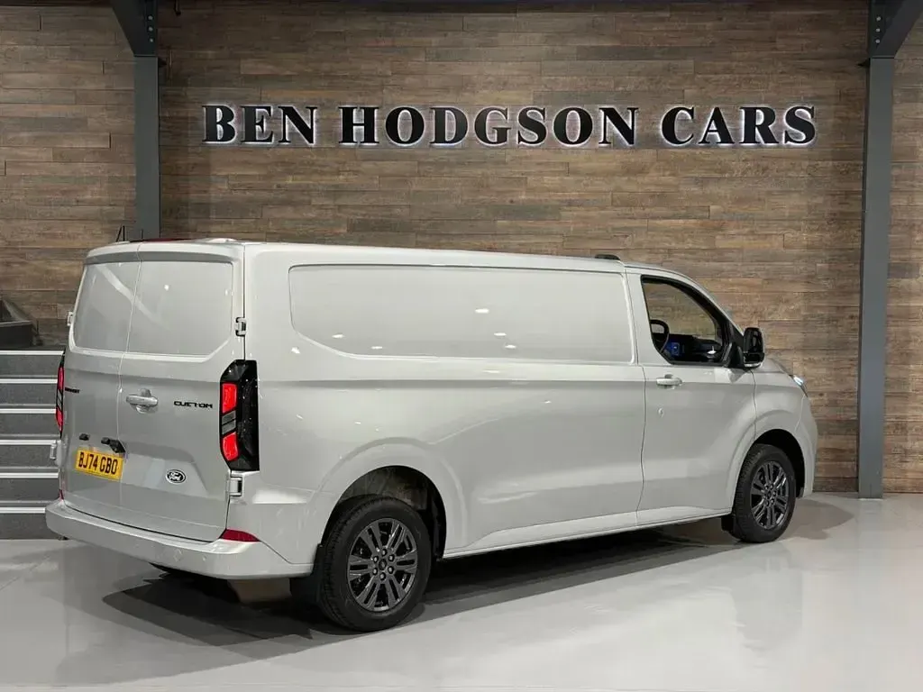 Begagnad Ford Transit Custom Limited 150 HK (110 kW) 2024 Silver Van