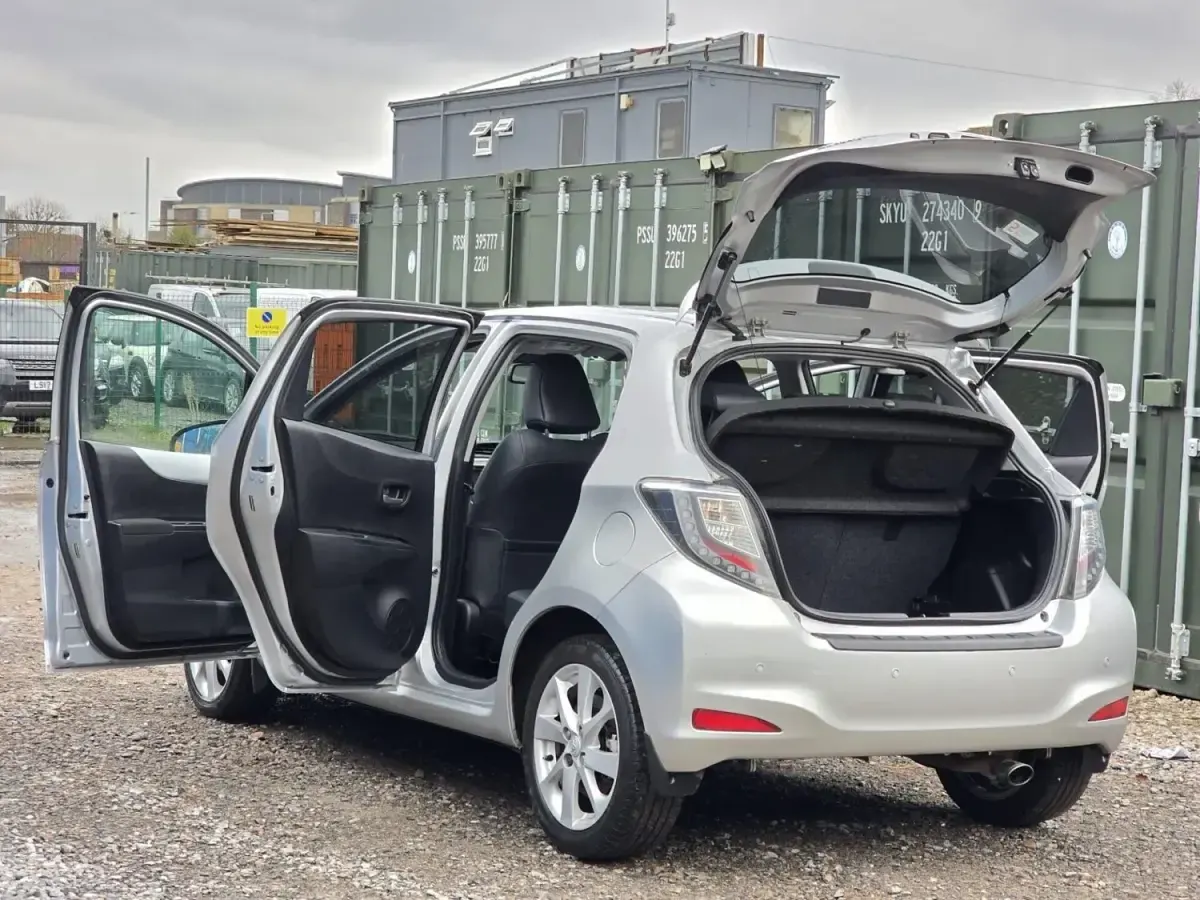Usata Toyota Yaris Hybrid 101 CV (74 kW) 2013 Argento Utilitaria