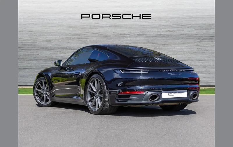 Begagnad Porsche 911 379 HK (278 kW) 2023 Svart Sportkupé