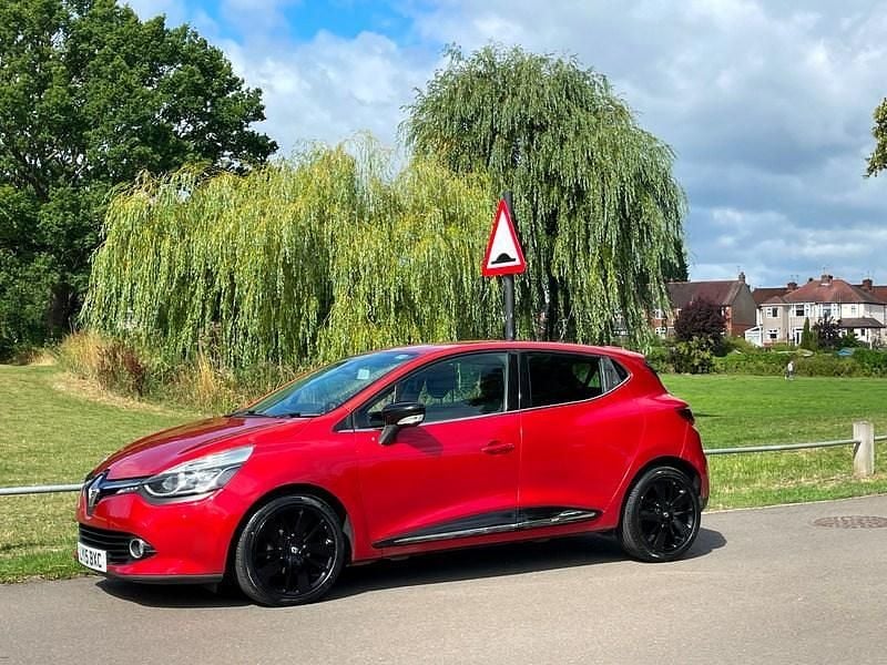 Used Renault Clio IV Dynamique 90 HP (66 kW) 2015 Red Hatchback