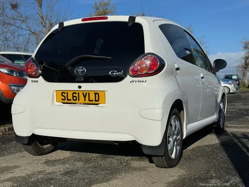 Used Toyota Aygo 67 HP (49 kW) 2011 White Hatchback