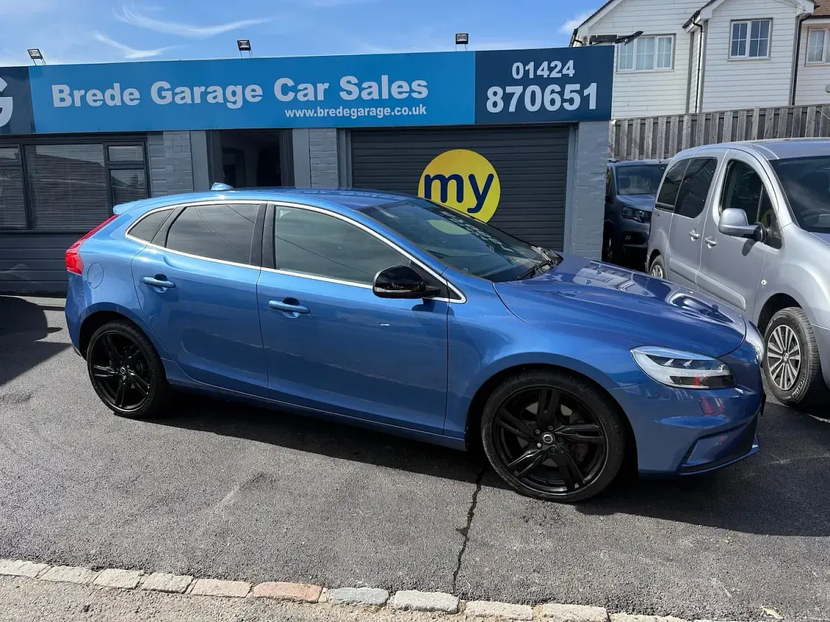 Used Volvo V40 R-Design Pro 120 HP (88 kW) 2018 Blue Hatchback