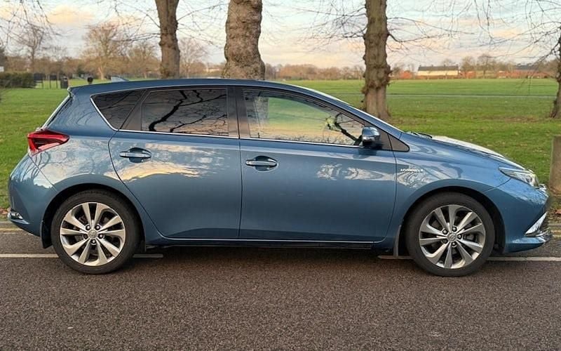 Used Toyota Auris Hybrid 136 HP (100 kW) 2016 Blue Hatchback