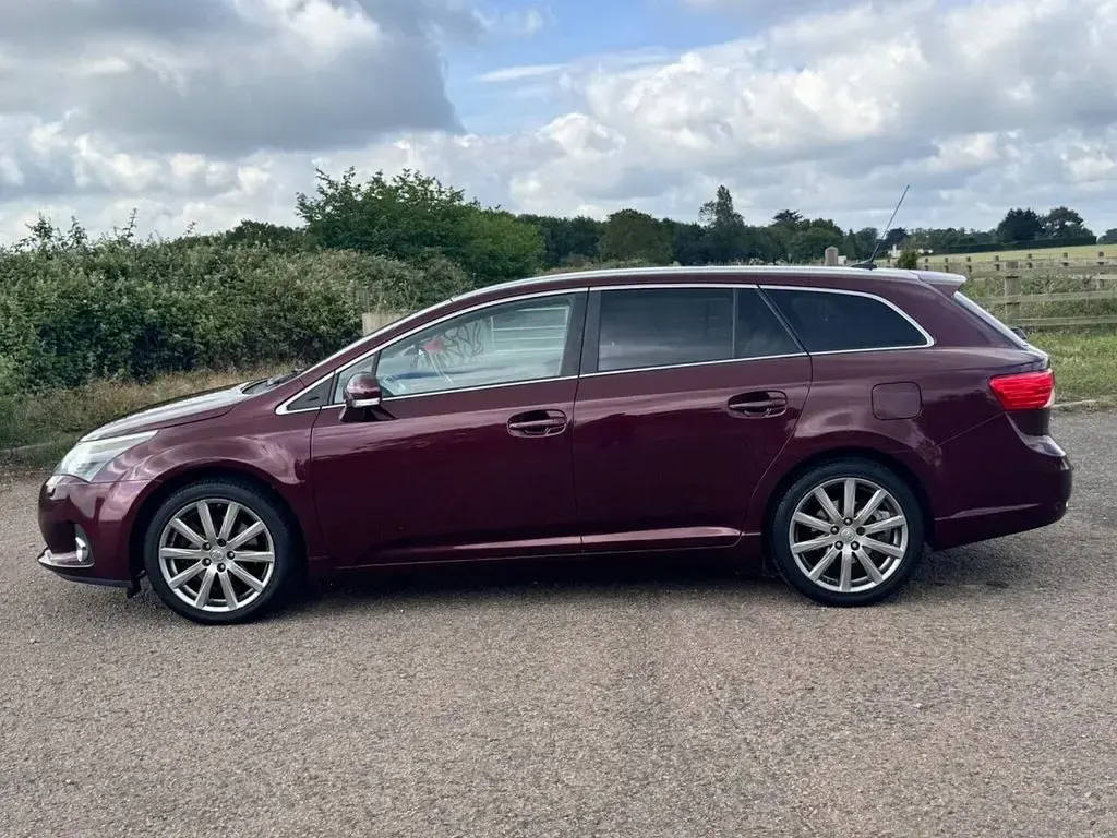 Used Toyota Avensis 150 HP (110 kW) 2014 Red Estate