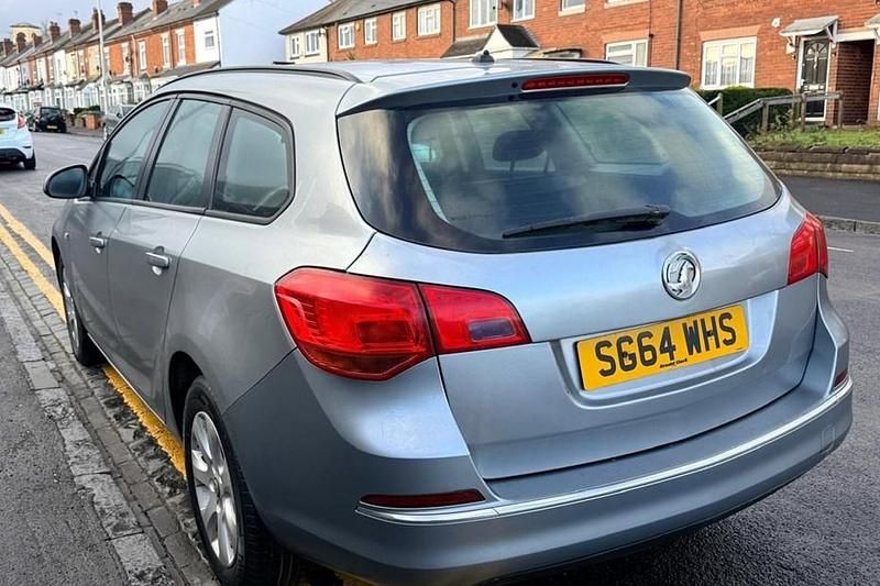 Used Vauxhall Astra Design Edition 110 HP (80 kW) 2015 Silver Estate