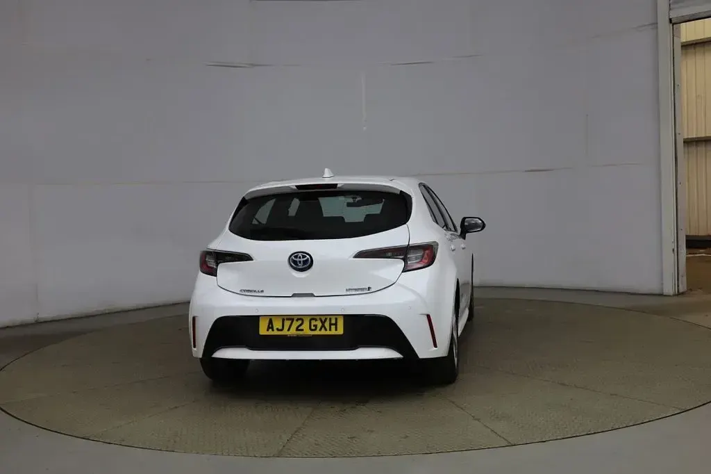 Used Toyota Corolla 120 HP (88 kW) 2023 White Hatchback