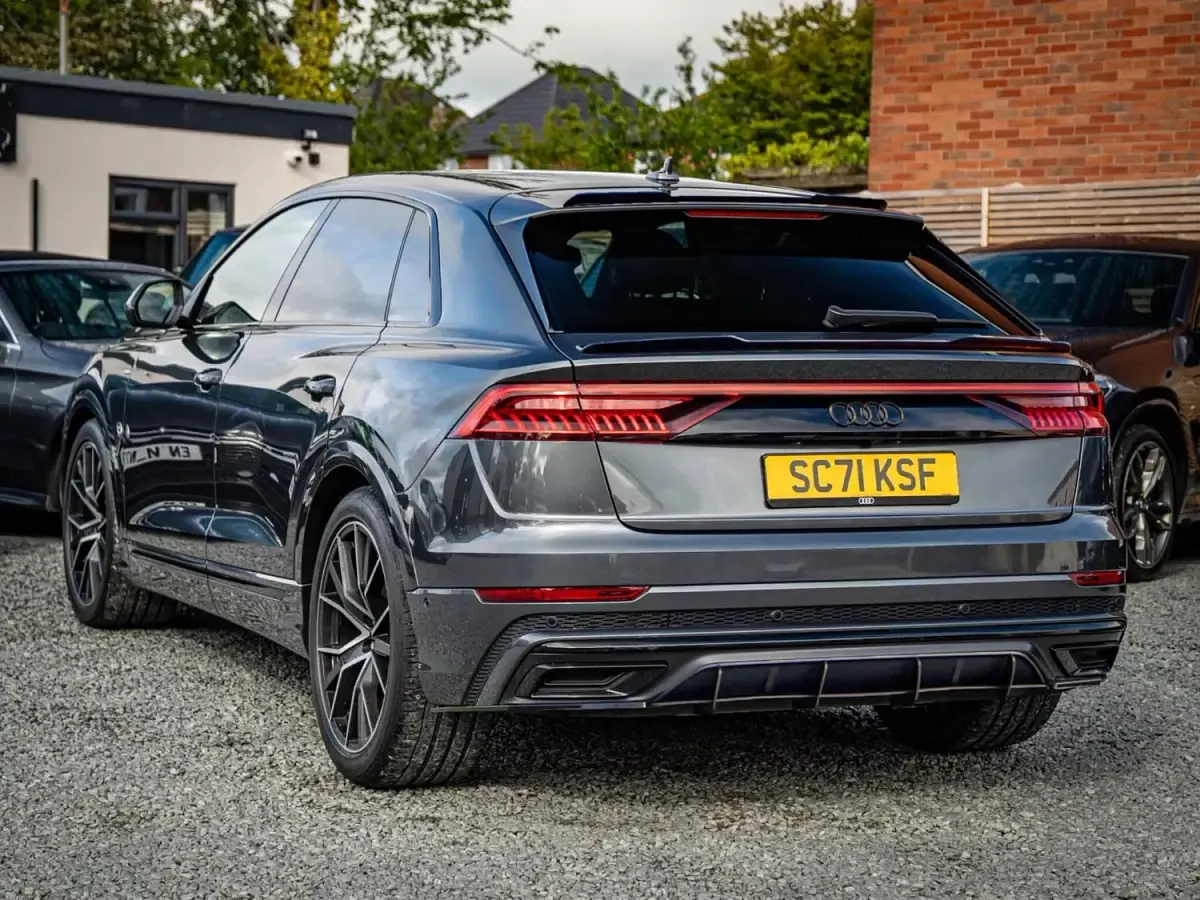 Begagnad Audi Q8 Black Edition 286 HK (210 kW) 2022 Grå SUV