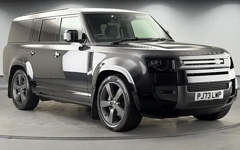Käytetty Land Rover Defender S 300 HP (220 kW) 2023 Katumaasturi